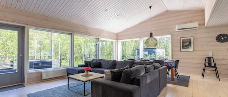 Comfort appartement, 3 slaapkamers, sauna | Woonruimte | Een 60-inch smart-tv met kabelzenders