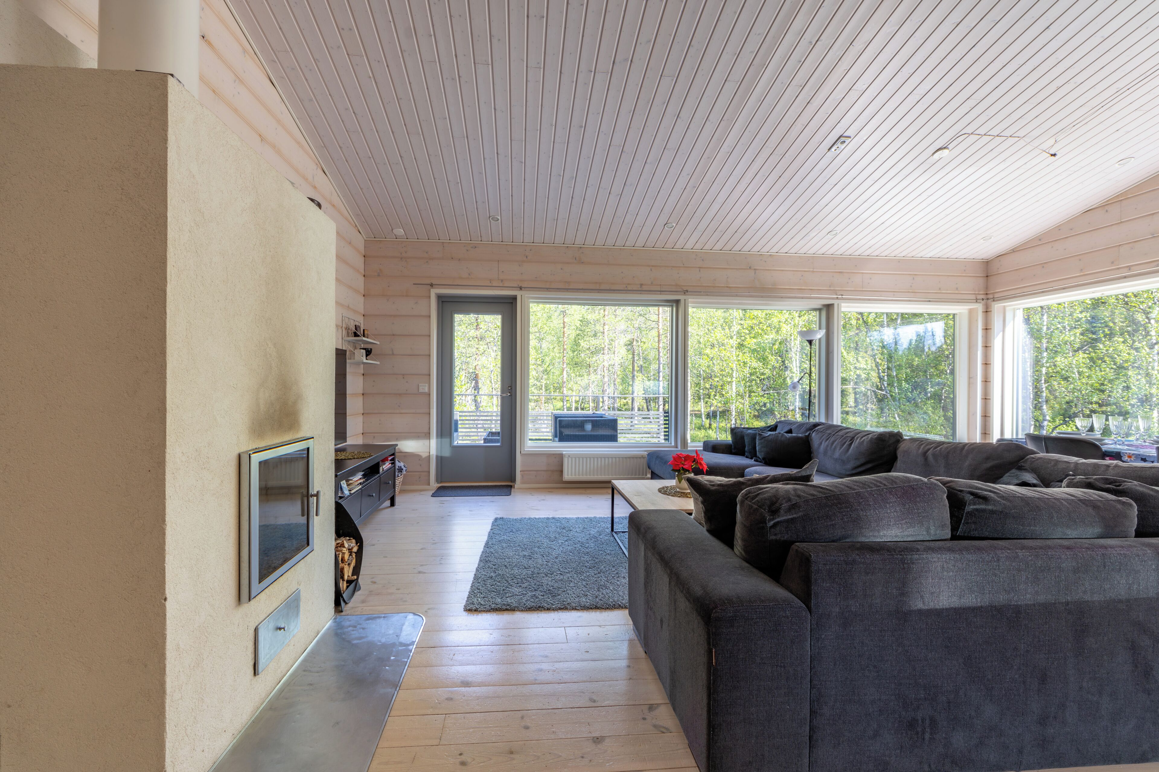 Comfort-huoneisto, 3 makuuhuonetta, sauna | Oleskelualue | 60–tuumainen äly-TV, jossa kaapelikanavat