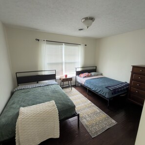 Silitysrauta/-lauta, Wi-Fi, vuodevaatteet