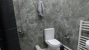 Een haardroger, handdoeken, toiletpapier