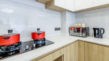 Classic Apartment, Balcony, City View | Private kitchen | Full-sized fridge, microwave, oven, stovetop