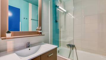 Shower, towels