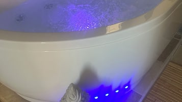 Bubbelbadkar, handdukar, tvål och toalettpapper