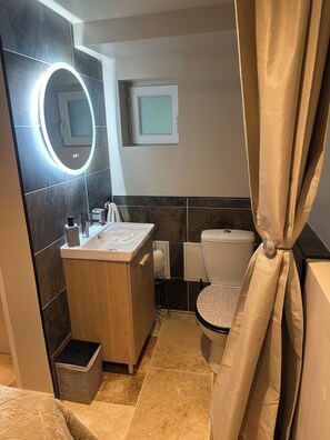 Bathroom - Paradise & Desire: Romantic Room (Montignargues)