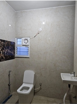 Shower, hair dryer, bidet, towels - Penthouse, Lakeview, AirportRoad (Bengaluru)