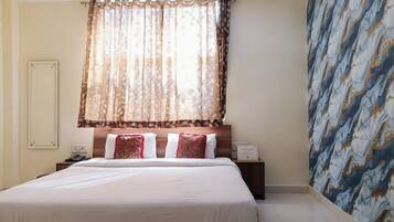Deluxe Room, City View | Desk, free WiFi