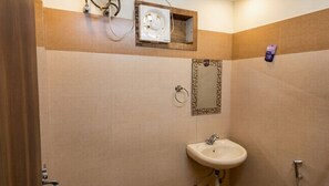 Shower, towels, soap, shampoo - HOTEL KANAKSHRI (Bikaner)
