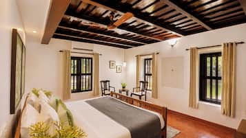 Deluxe Villa | Iron/ironing board, free WiFi