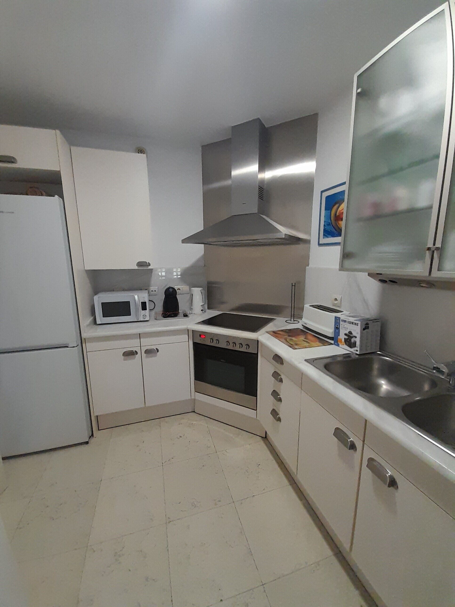 Refrigerador, microondas, horno, placa de cocina