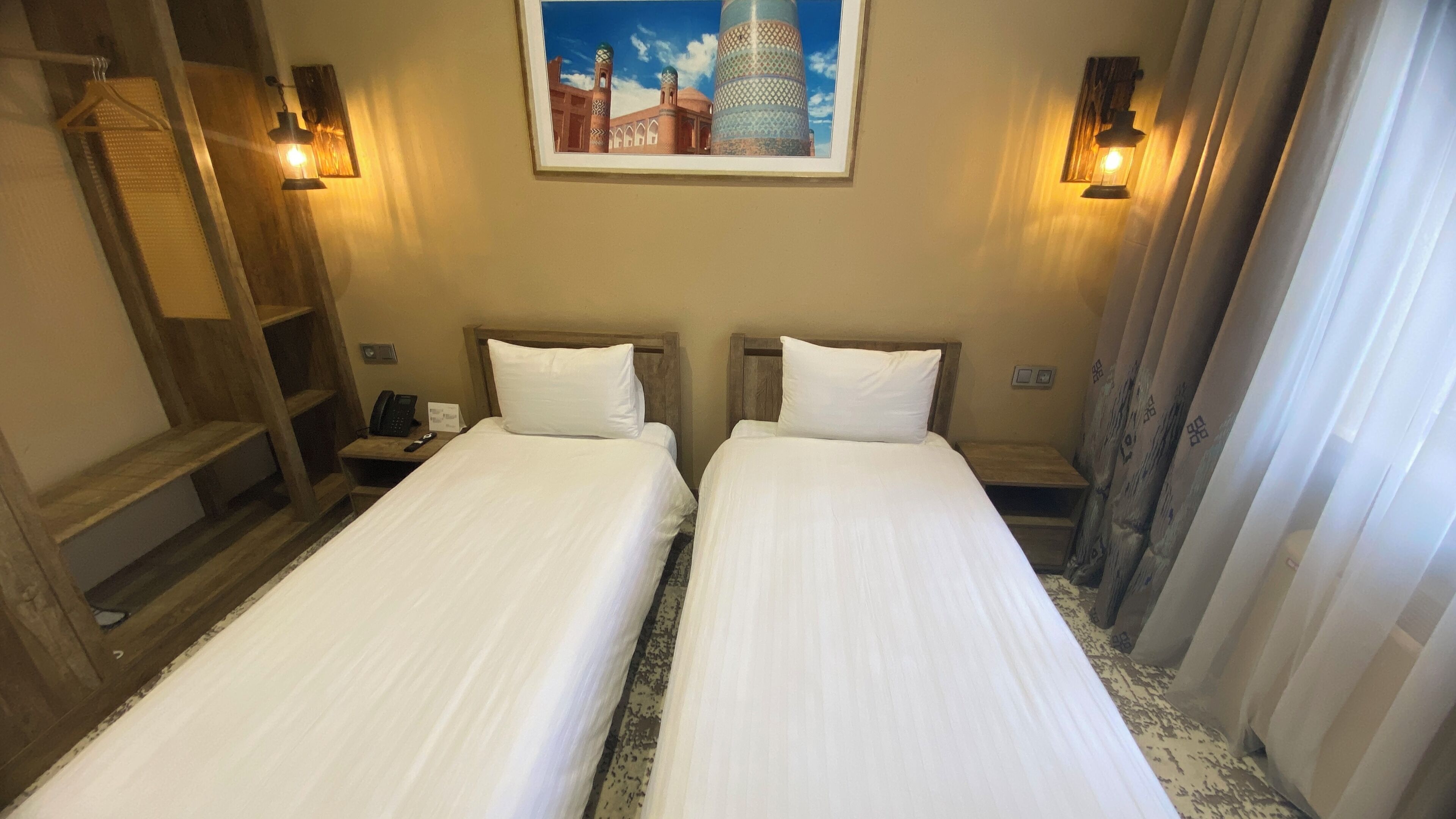 Quarto duplo standard, vista para o pátio | Cofres nos quartos, cortinas blackout, Wi-Fi de cortesia, roupa de cama