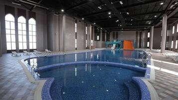 Piscina coperta, piscina stagionale all'aperto, ombrelloni da piscina