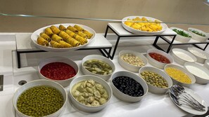 含每日吃到飽自助式早餐