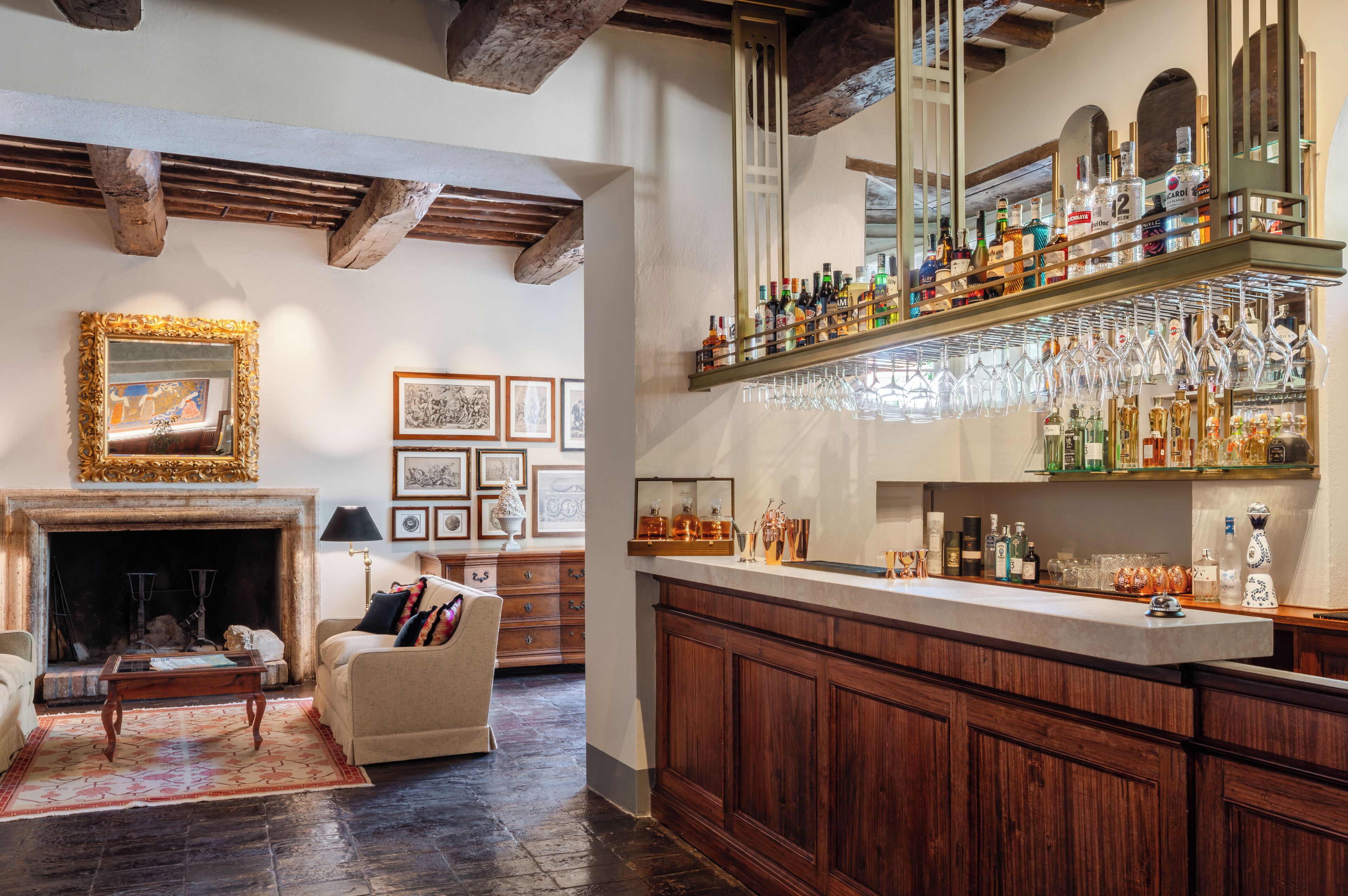 2 Bars/Lounges
