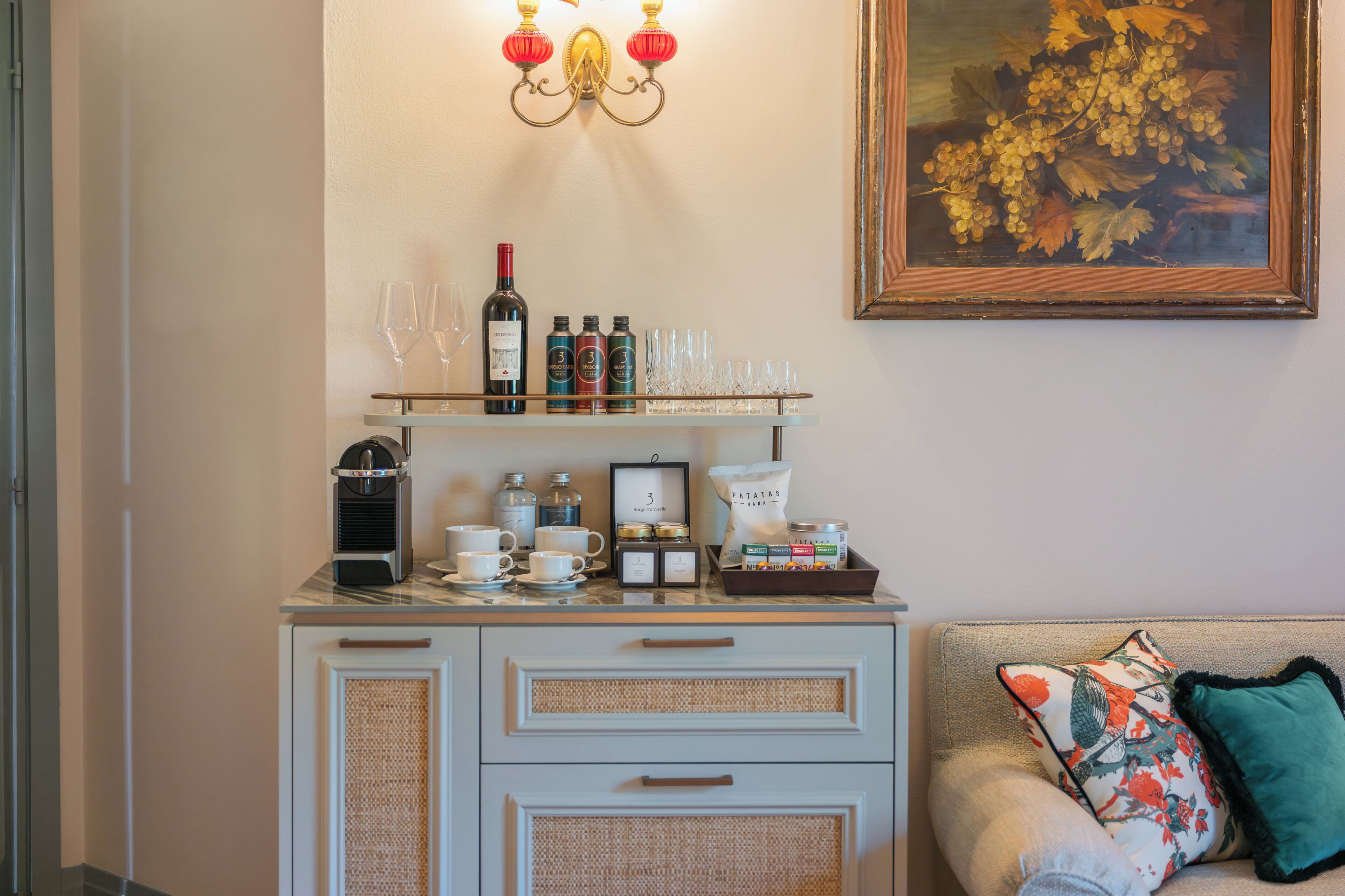 Suite junior, Terraza | Área de sala de estar | Smart TV de 55 pulgadas con canales digitales 