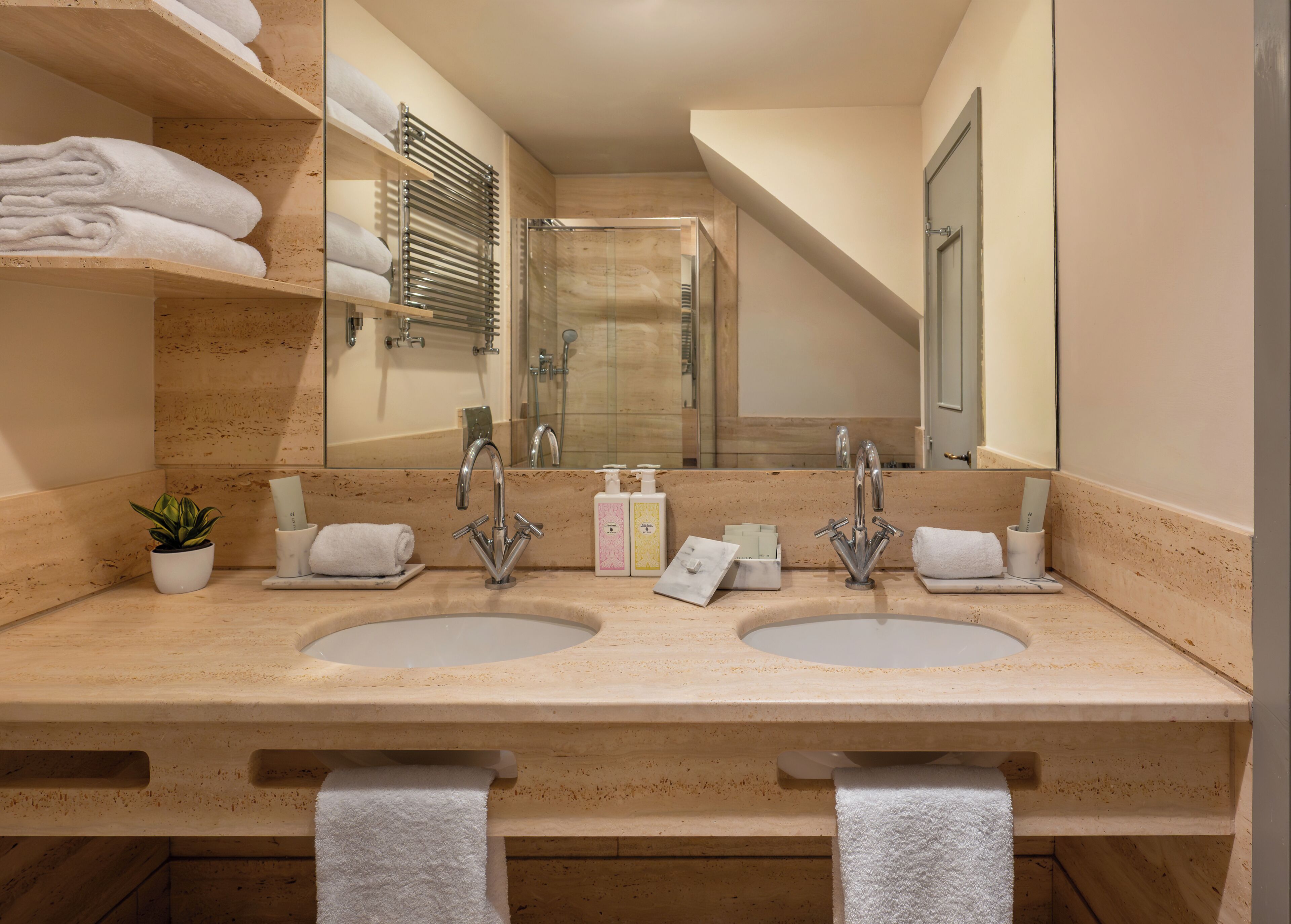 Junior Suite | Bathroom | Free toiletries, hair dryer, slippers, towels