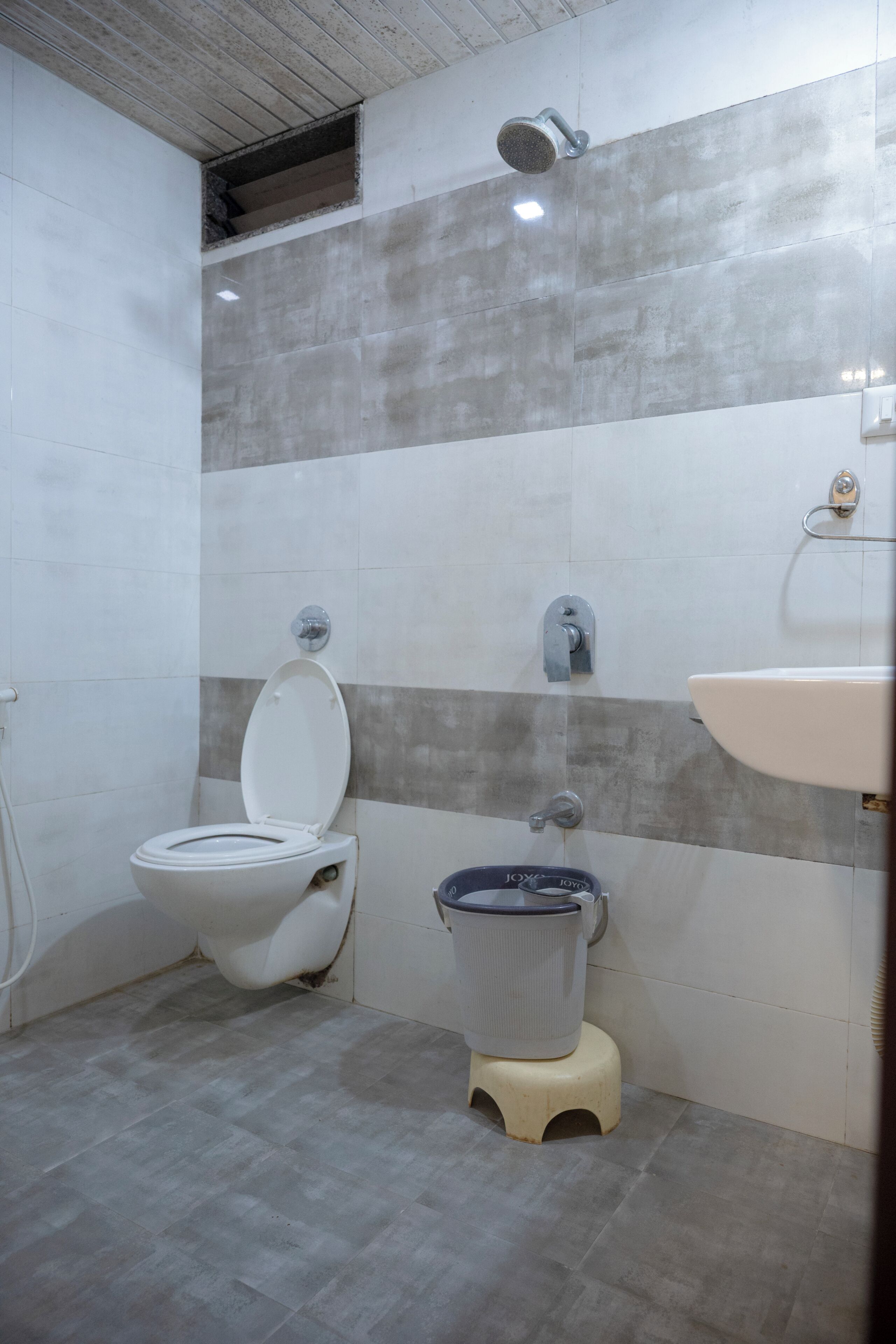 A bathroom with a toilet, bidet, and sink.
