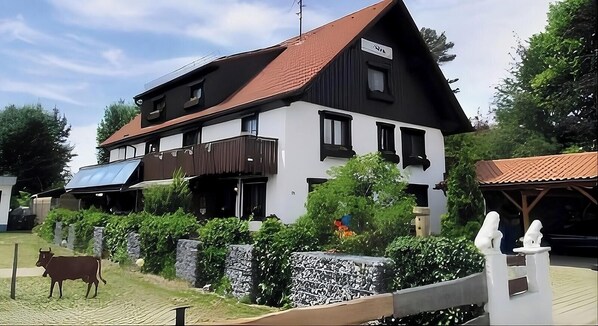Exterior - A charming guesthouse with 5 vacation apartments in a quiet location on the outskirts of town. (Scheidegg)