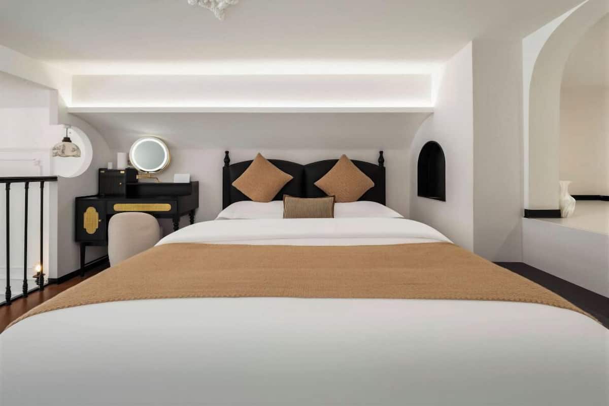 Quarto casal design | Escrivaninha, espaço de trabalho para notebook, cortinas blackout