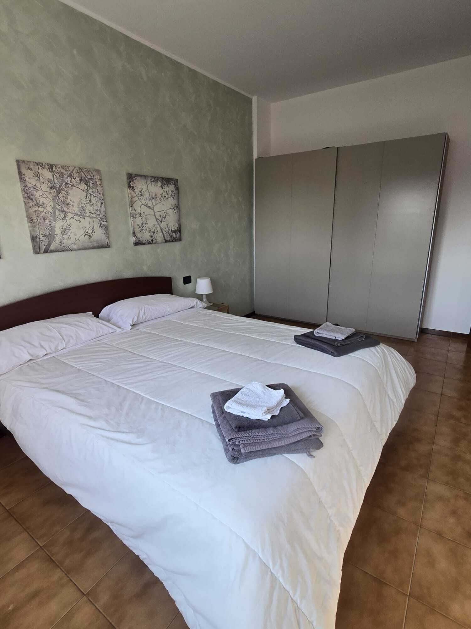 2 bedrooms, travel crib, WiFi (free), bed sheets