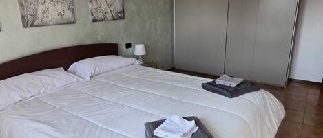 2 bedrooms, travel crib, WiFi (free), bed sheets