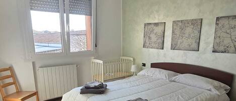 2 habitaciones, cuna de viaje, wifi gratis y ropa de cama