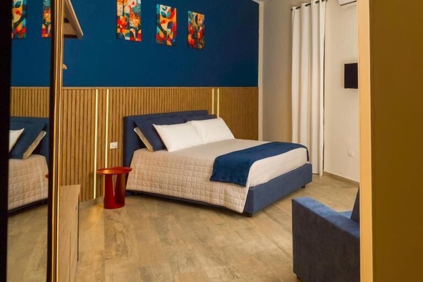 Premium bedding, down comforters, pillowtop beds, minibar (free items)