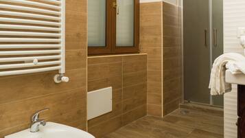 Dusche, Regendusche, Haartrockner, Bademäntel