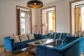 Living area - Historic 4-Bedroom Apartment Near the Cathedral with an Elevator (Lisboa)