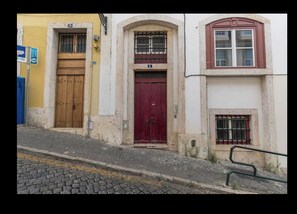 Exterior detail - Historic 4-Bedroom Apartment Near the Cathedral with an Elevator (Lisboa)