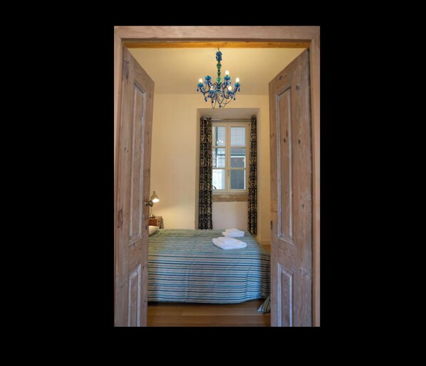 Room - Historic 4-Bedroom Apartment Near the Cathedral with an Elevator (Lisboa)