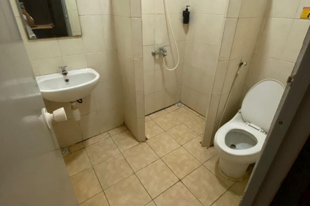 Un baño pequeño con lavamanos, inodoro y ducha.