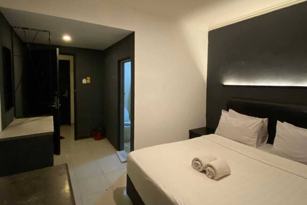 Brankas, meja kerja, Wi-Fi gratis, dan seprai linen