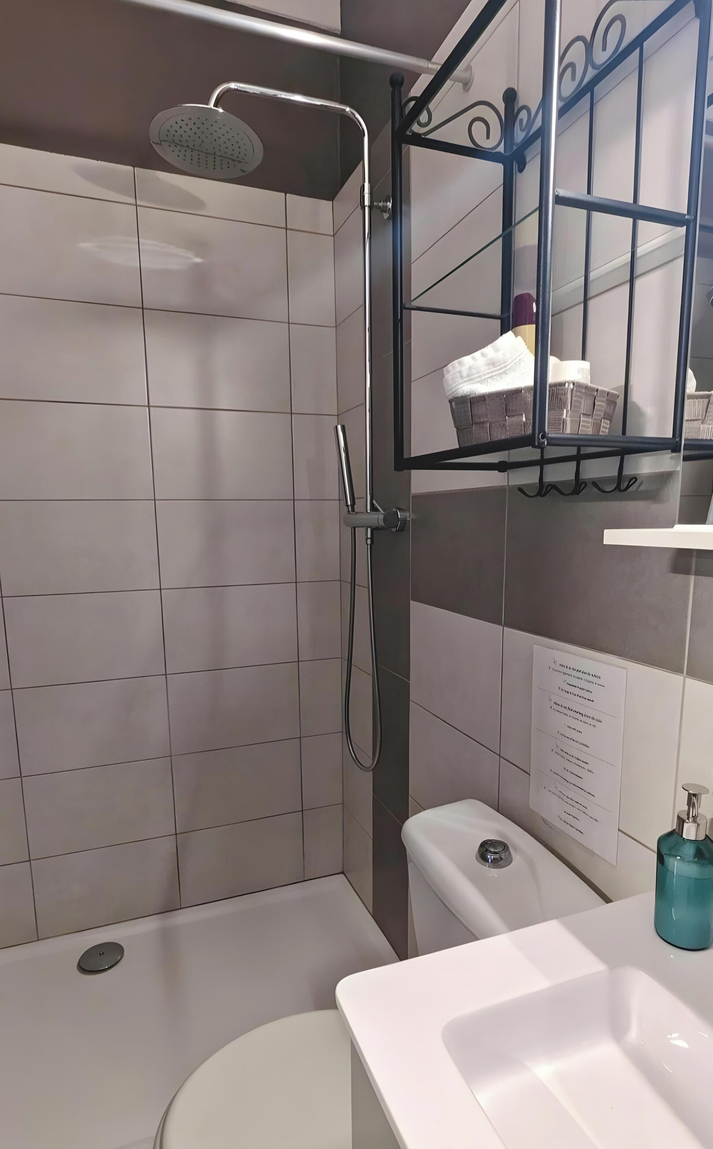 Kylpyhuone, jossa on suihku, wc ja pesuallas.