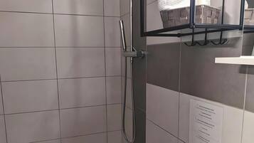 Kylpyhuone, jossa on suihku, wc ja pesuallas.