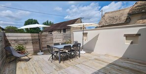 Outdoor dining - La Chouette Burgonde: Peaceful Stay Between Beaune and Nuits-Saint-Georges (Villy-le-Moutier)