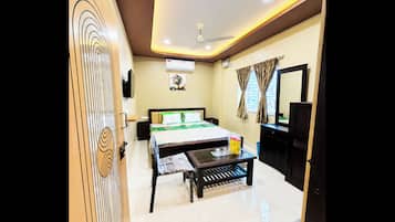 Deluxe Double Room, Air conditioning | Hypo-allergenic bedding, desk, soundproofing, free WiFi