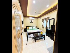 Hypo-allergenic bedding, desk, soundproofing, free WiFi - Hotel Maa Residency Puri (Puri)