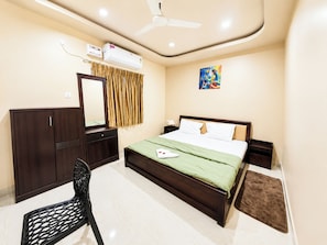 Deluxe Double Room, Air conditioning | Hypo-allergenic bedding, desk, soundproofing, free WiFi - Hotel Maa Residency Puri (Puri)