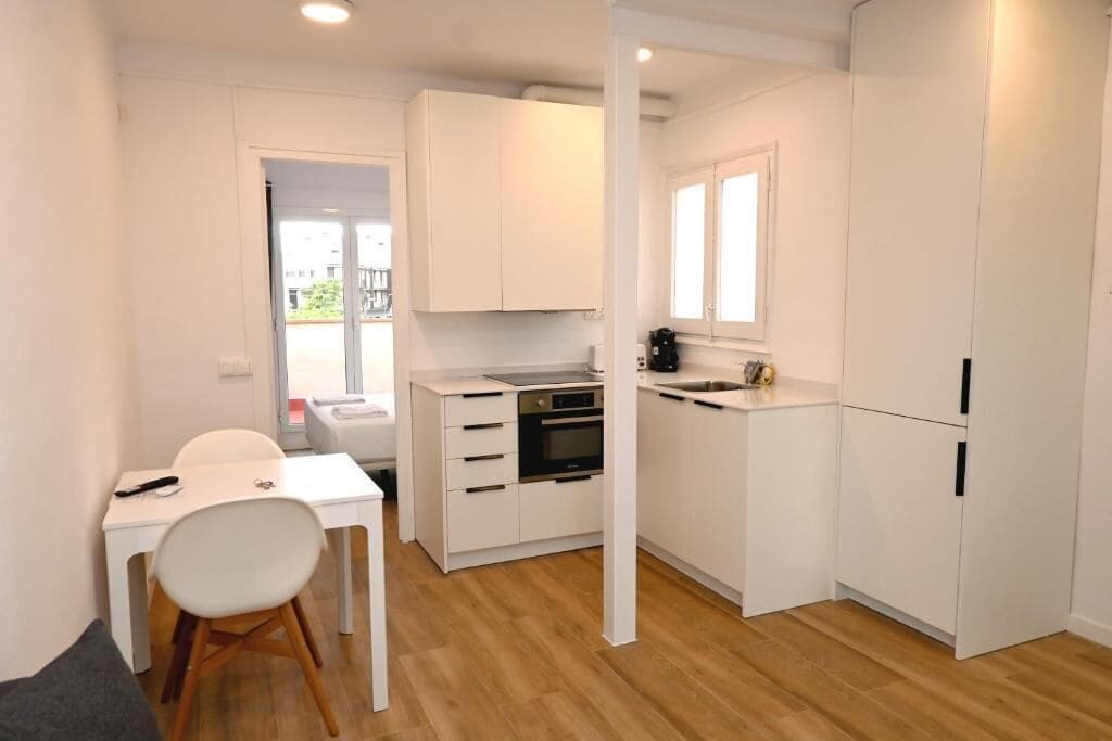 Eenvoudig appartement, uitzicht op stad | Interieur