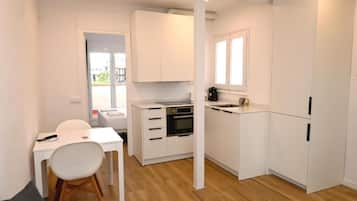 Eenvoudig appartement, uitzicht op stad | Interieur