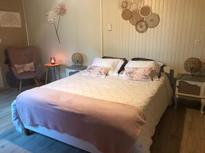 Internet, bed sheets - THE FLOWER-FILLED HOME (Ménesplet)
