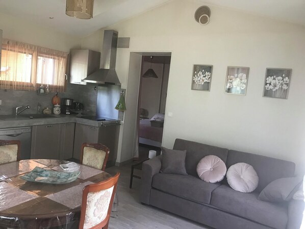 Interior - THE FLOWER-FILLED HOME (Ménesplet)