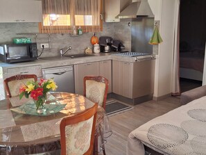 Private kitchen - THE FLOWER-FILLED HOME (Ménesplet)