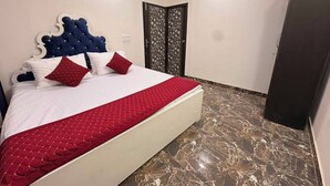 Ein Schlafzimmer mit einem Bett, einer Tür und einem Marmorboden.