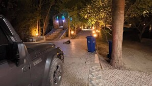 Ein Fahrzeug auf einer Auffahrt mit einem gefliesten Weg, der zu einem Hauseingang führt.