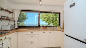 Wasserkocher mit Kaffee-/Teezubehör, Kühlschrank, Mikrowelle, Ofen