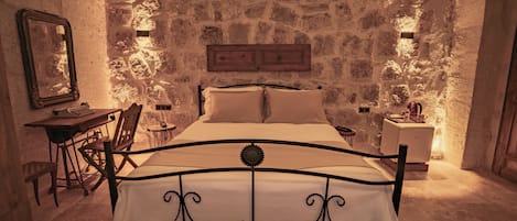 Deluxe Room, Garden View | Minibar, laptop workspace, WiFi (free), bed sheets