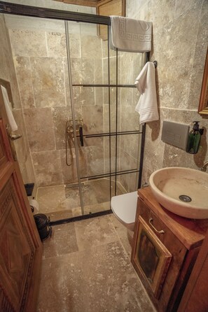 Kamar Standar, pemandangan kebun | Kamar mandi | Shower, pengering rambut, handuk, dan sabun