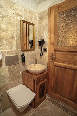 Kamar Standar, pemandangan kebun | Kamar mandi | Shower, pengering rambut, handuk, dan sabun