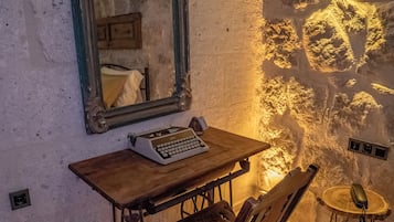 Deluxe Room, Garden View | Interior